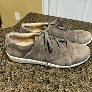 Vionic Lindsey Nubuck Gray Lace Up Sneakers Sz 11 Weather Resistant